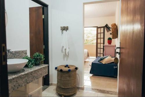 卡纳内亚Pousada Familia Ottoboni的一间带水槽的浴室和一张位于客房内的床