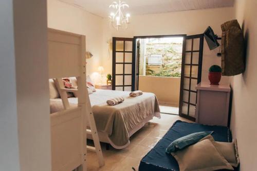 卡纳内亚Pousada Familia Ottoboni的一间卧室配有双层床和窗户。