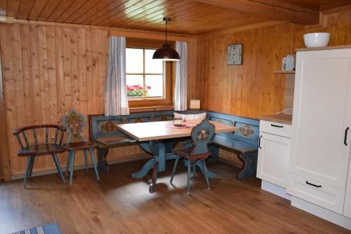 MörtschachFerienwohnung Suntinger的一间厨房,里面配有桌椅