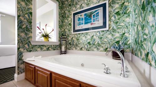基西米卡利普索岛度假村的带浴缸和镜子的浴室