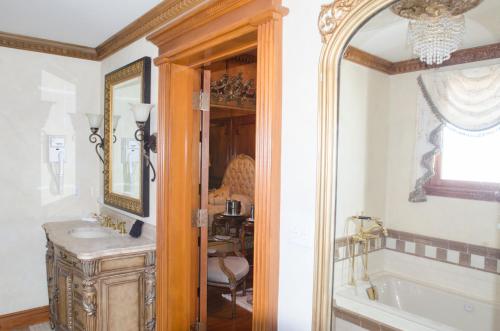 弗利玉兰住宿加早餐旅馆的带浴缸、水槽和镜子的浴室