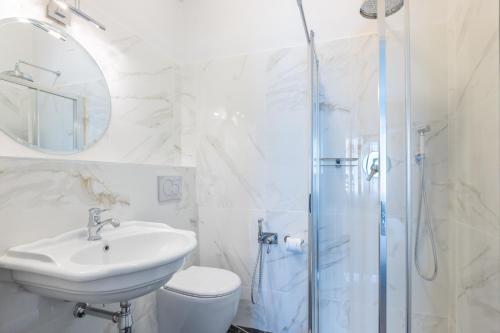 佛罗伦萨3110 ArtHotel的白色的浴室设有水槽和淋浴。