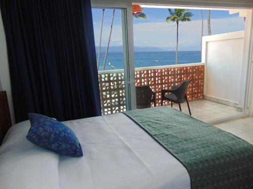 巴亚尔塔港罗西塔酒店 的一间卧室配有一张床,享有海景