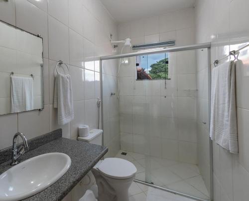 伊列乌斯鲁马尔酒店的一间带水槽、卫生间和淋浴的浴室