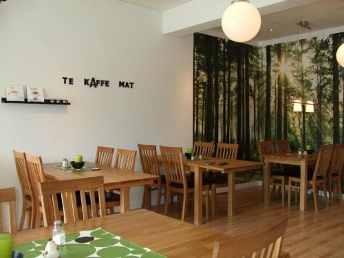 FinspångAlléhotellet的用餐室配有木桌和椅子