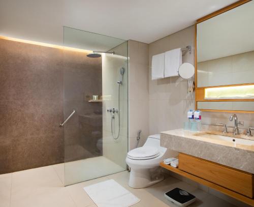 雅加达雅加达印尼珊迪卡酒店&度假村的带淋浴、卫生间和盥洗盆的浴室