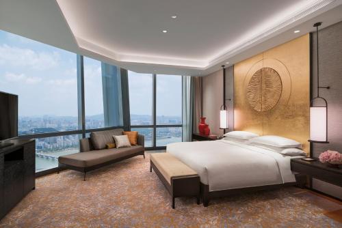 长沙长沙君悦酒店的一间卧室设有一张大床和一个大窗户