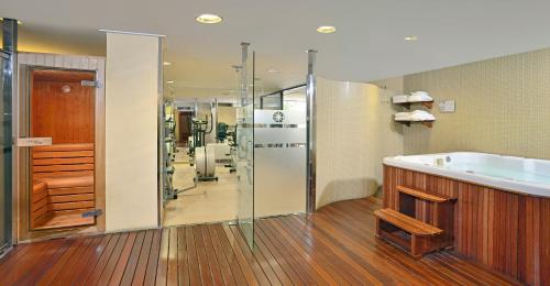 赫罗纳Best Western Premier CMC Girona的带浴缸和步入式淋浴间的浴室