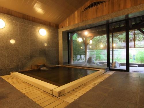 HigashineYoshitagawa Bekkan的游泳池位于客房中间