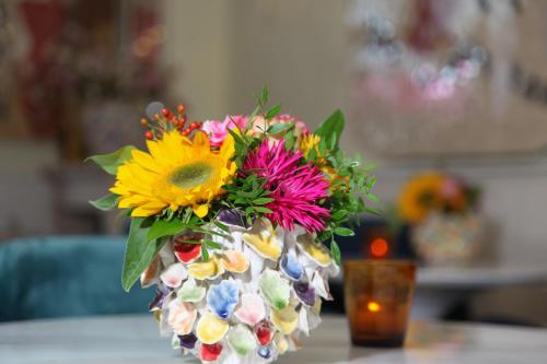 比尔特霍芬Bubbles & Bed的花瓶里满是五颜六色的花朵