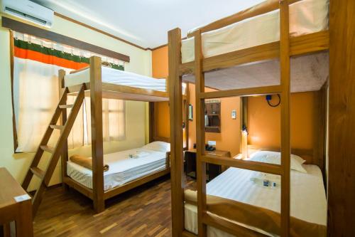 蒲甘蒲甘皇后大酒店的客房设有两张双层床和一张书桌。