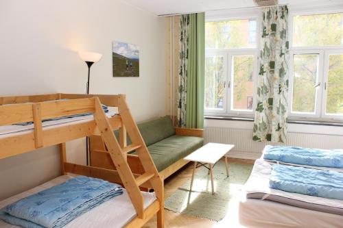 STF Östersund Ledkrysset客房内的一张或多张双层床