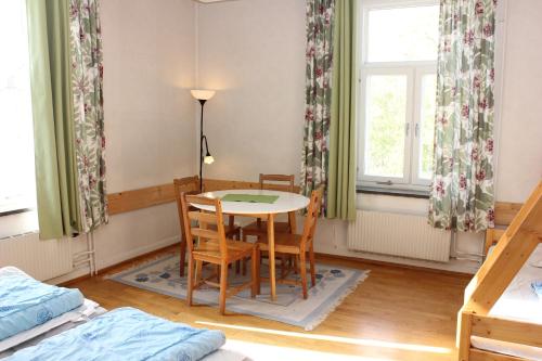 厄斯特松德STF Östersund Ledkrysset的客房设有桌椅和窗户。