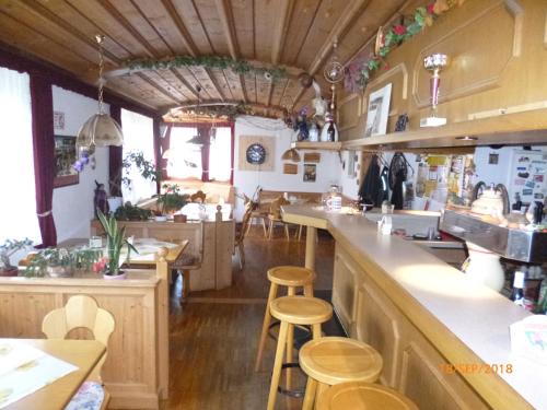 费尔德伯格岩羚羊巢居乡村旅馆的厨房配有木制柜台和凳子