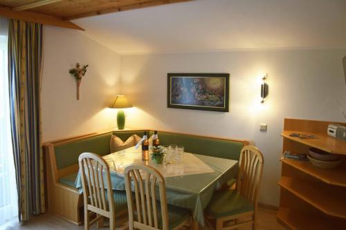 弗拉绍Ferienhaus Steger Maria的用餐室配有桌椅和桌椅
