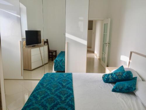 维多利亚Newly furnished appt in Gozo的卧室配有2个蓝色枕头