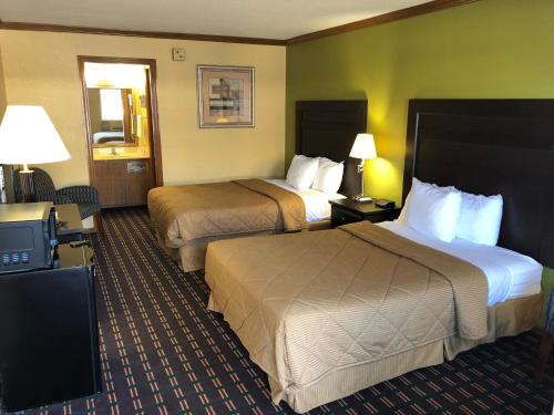 莫米美洲最佳价值旅馆莫米/托莱多的酒店客房设有两张床和电视。