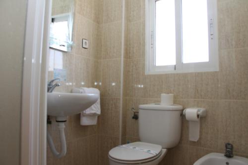 圣地亚哥德拉里贝拉特拉布库酒店的一间带卫生间、水槽和窗户的浴室