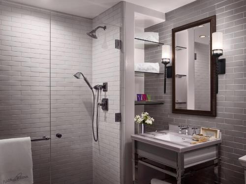 拉雷纳广场酒店的一间浴室