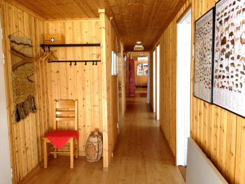 Laisvall斯道博恩斯图甘山林小屋的走廊上设有木墙和红色椅子
