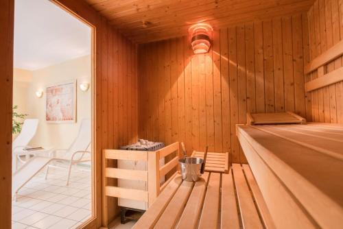 达辛格Trip Inn Hotel Dasing-Augsburg的一个带长凳和桌子的桑拿浴室