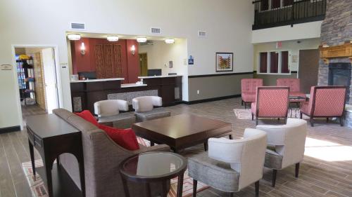 PalmyraBest Western Palmyra Inn & Suites的大堂设有桌椅和等候室