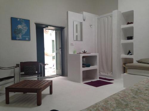 阿索马达Patio II studio at finca的白色的客厅配有沙发和桌子