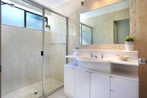 努萨角茶木林公寓酒店的一间带水槽和淋浴的浴室