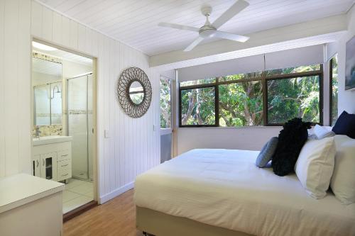 努萨角茶木林公寓酒店的白色的卧室设有床和窗户