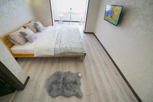 苏梅Elegant VIP apartment的卧室配有一张床,地板上铺有地毯