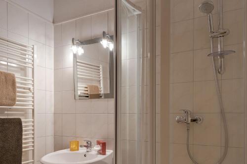 奥伯霍夫萨尔酒店的带淋浴和盥洗盆的浴室