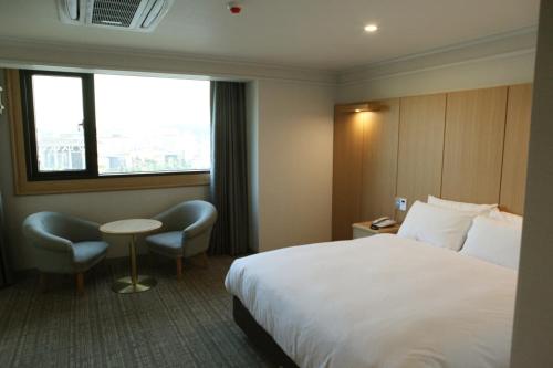 Hotel Dongbang客房内的一张或多张床位