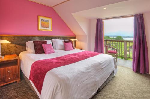 罗蒙湖湖滨豪华旅舍客房内的一张或多张床位