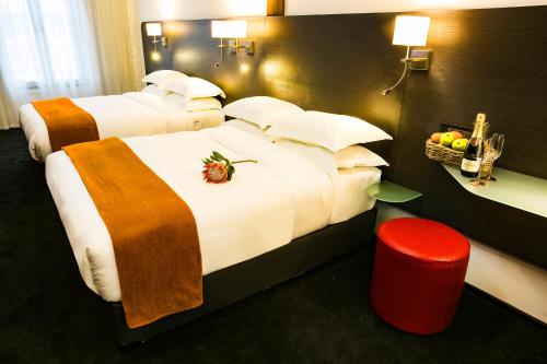 Signature Lux Hotel by ONOMO, Waterfront客房内的一张或多张床位