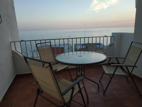 圣玛丽亚港Kiana Mirador Fuentebravía的一个带桌椅的海景阳台
