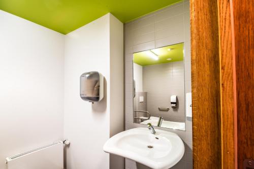 列日列日青年旅馆的一间带水槽和镜子的浴室