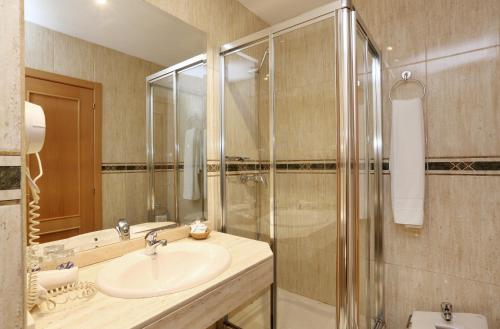 马德里西塞拉诺斯旅馆的一间带水槽和淋浴的浴室