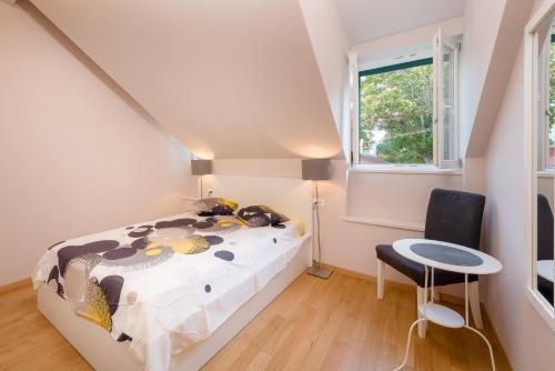 斯普利特维拉奥拉公寓的一间卧室配有一张床、一张桌子和一个窗户。