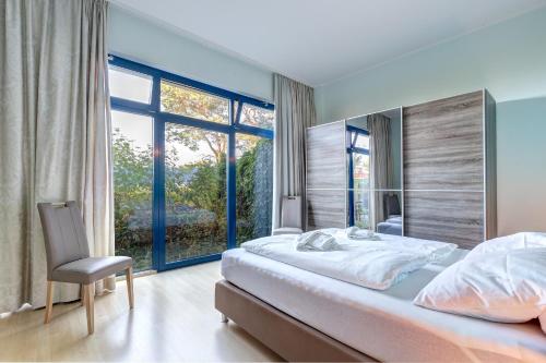 特拉森海德Bella Vita的一间卧室设有一张大床和一个窗户。