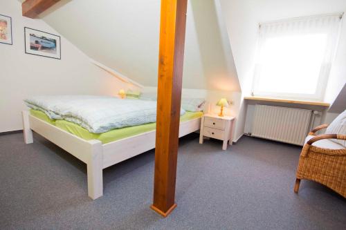 瑞汀Ferienhof Andreas Hansen的一间小卧室,配有一张床和镜子