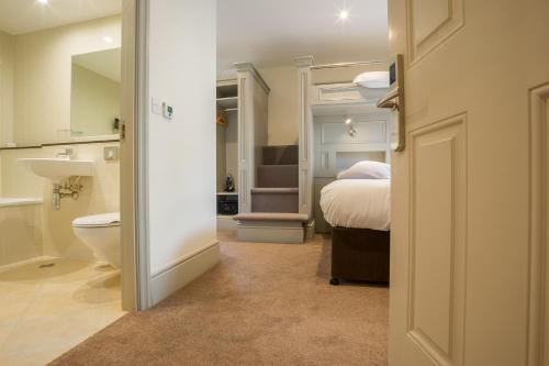 基尔代尔Silken Thomas Accommodation的一间带一张床和卫生间的卧室