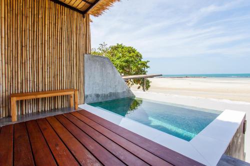 班邦宝The Humble Villas的海滩旁的木甲板上的游泳池