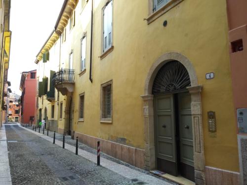 维罗纳I Gechi的一条黄色的建筑,在街上有一扇绿色的门