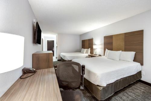 Red Lion Inn & Suites Grants Pass客房内的一张或多张床位