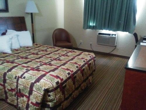 格兰福克骑士旅馆 - 格兰德福克斯的配有床和空调的酒店客房