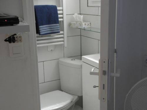 圣特罗佩英格丽别墅旅馆的白色的浴室设有卫生间和水槽。
