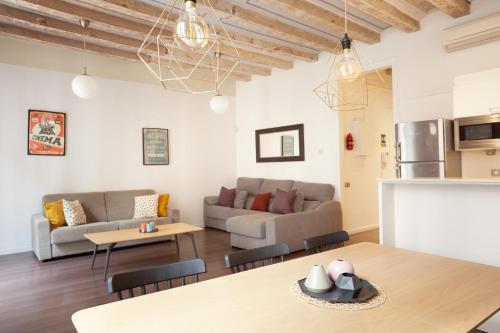 巴塞罗那Rent Top Apartments near Plaza de Catalunya的客厅配有沙发和桌子