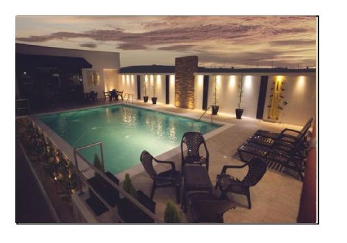 布卡拉曼加阿莱西奥酒店的一个带椅子的大型游泳池