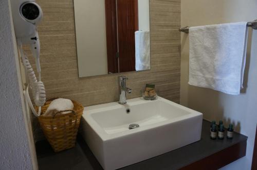 底拉斯卡拉Hotel Mirante Tlaxcala的浴室设有白色水槽和镜子