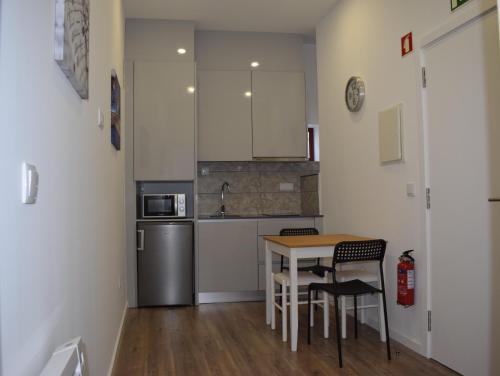 波尔图Oporto Living Apartments的一间厨房,里面配有桌椅